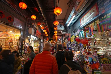 九份の左右にお土産屋が並ぶ基山街