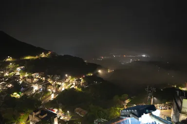 九份展望台から霧のかかった幻想的な夜景