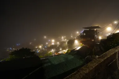 山の上の九份の雲がかかった夜の幻想的な風景