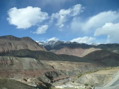 川蔵公路の赤や白やいろんな色を持った山