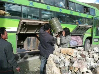 ガソリンスタンドがほぼ無い道中でタンクから補給するバス