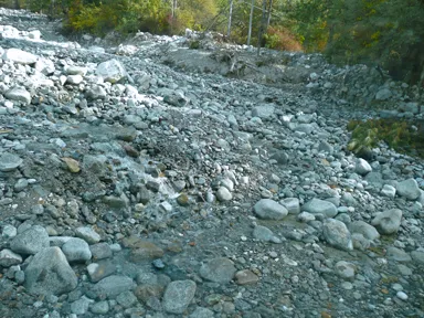 川蔵公路の土砂崩れをした場所をゆっくり進むバス