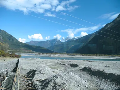 川蔵公路の山に緑もある風景