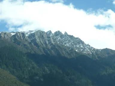 川蔵公路のヒマラヤ山脈の積もる雪が帯状になった山
