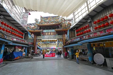 台湾の基隆廟口夜市の寺の前の屋台街