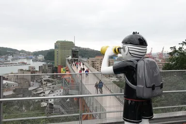 台湾の基隆タワーの双眼鏡でのぞく少年像