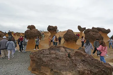 台湾の野柳地質公園の奇岩と人々