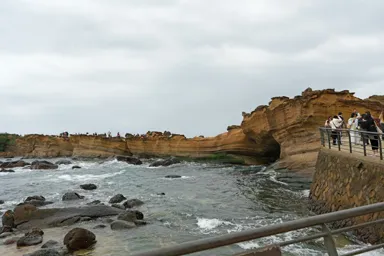 台湾の野柳地質公園の地層が見える海岸