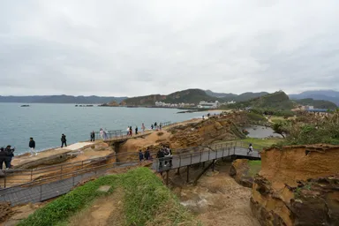 台湾の野柳地質公園の端から全体を望む