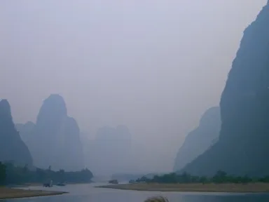 桂林の漓江の水墨画のような濃淡で続く奇岩