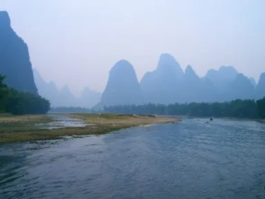 中国南方カルストの奇岩が立ち並ぶ独特の地形。