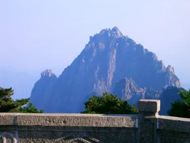 黄山の蓮花峰の頂上から眺める隣のとがった峰