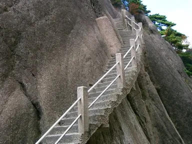 黄山の断崖にくっついた細い石の階段