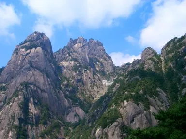 黄山のとがった険しい頂上付近の風景