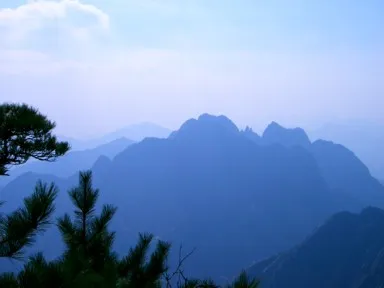 黄山の頂上から眺める淡い色をした連なる山