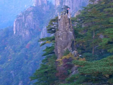 黄山の一本松が立つ夢筆生花の補修中の景色