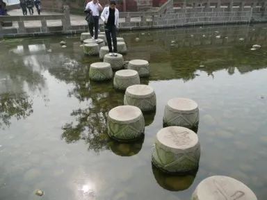 黄龍渓の小川に橋がわりの並ぶ石
