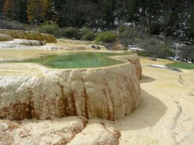 黄龍の高さのある棚田と中にたまる緑の水