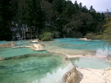黄龍に並ぶ青い水をためた棚田