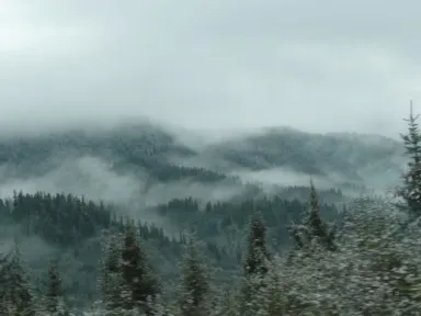 黄龍の周りの雪をかぶった山々