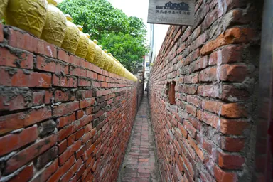 鹿港の摸乳巷のすれ違い困難な狭くて長い路地