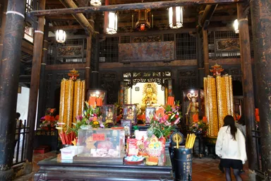 鹿港の龍山寺の金色の仏像