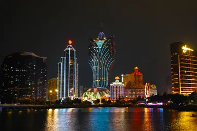 マカオのグランド リスボアの派手な夜景