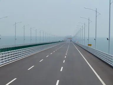 港珠澳大橋の海の上を走る景色