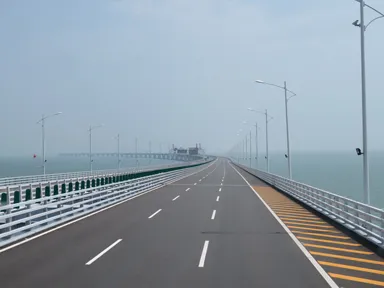 港珠澳大橋の海の上の雄大な景色