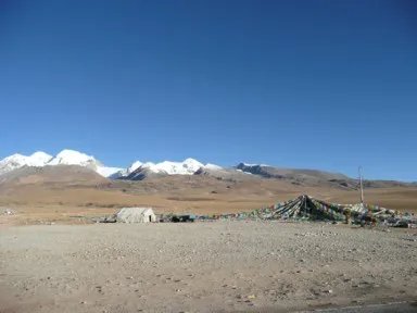 ナムツォへ向かう山々に囲まれた絶景ロード