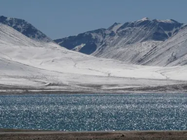 キラキラと輝く宝石のようなナムツォの水面
