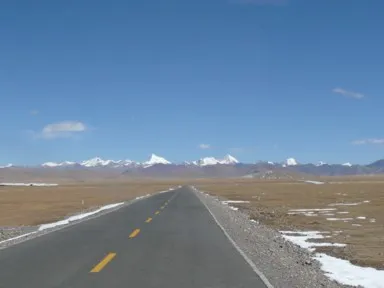 ナムツォのまっすぐ山へと延びる1本道