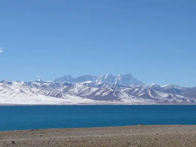 ナムツォの湖畔に並ぶ雪をかぶった山々