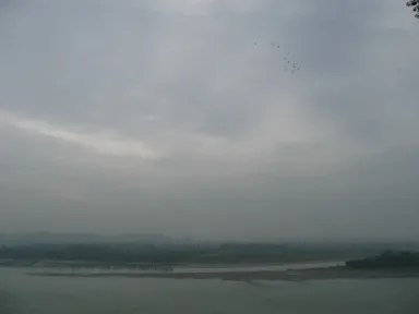 楽山大仏の目の前を流れる二手に分かれる川