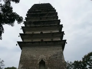 楽山大仏の屋根が何重にも重なるお寺