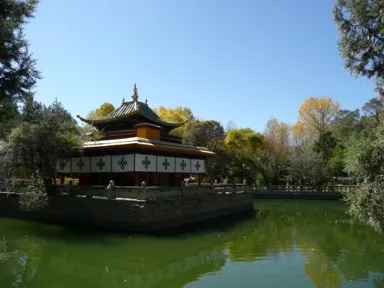 ラサのノンブリカの池にたたずむ2階建ての建物