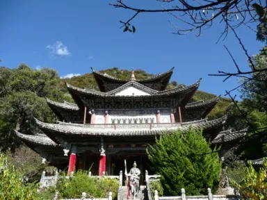 麗江の玉泉公園の反った屋根が重なる得月楼