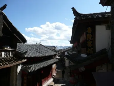 麗江の統一された町並みと山