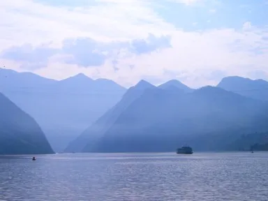 三峡の湖のように長江の川が広がった光景