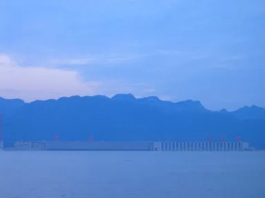 完成したばかりの横長な三峡ダム