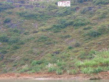 長江に三峡ダム完成後の川に沈む位置を示す175Mの看板