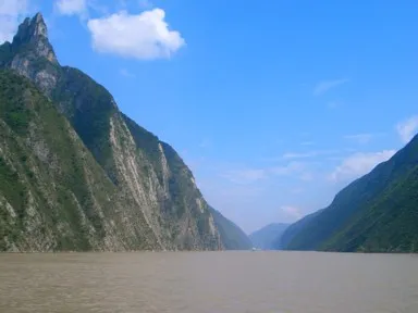 三峡のまっすぐのびる長江と両側の巨大な岩山
