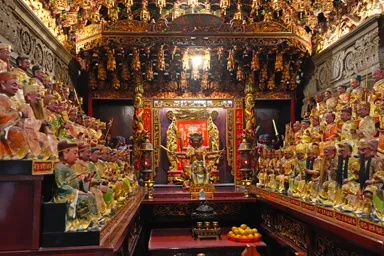 三峡の清水祖師廟のたくさんの神様が向き合う部屋