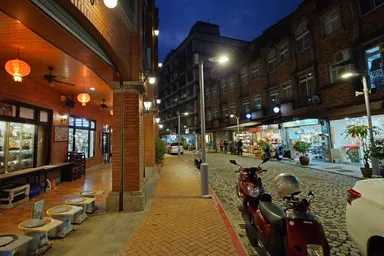 台湾の鶯歌老街の陶器の店とレンガ造りの建物