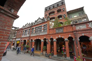 台湾の三峡老街の赤レンガの高層建物