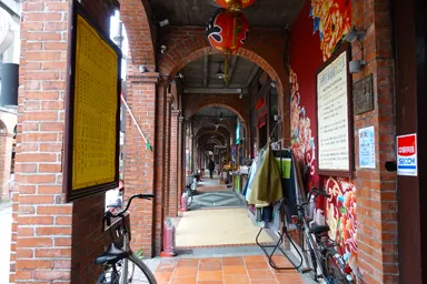 台湾の三峡老街のアーチに沿って並ぶお土産屋