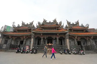 三峡の清水祖師廟のオレンジ屋根の入り口