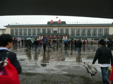 西安駅と行き交う旅人