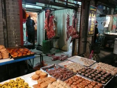 西安の回族エリアの露店で売られた食べ物