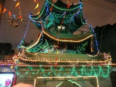 雨上がりの西安の路地を照らすお寺のライトアップ
